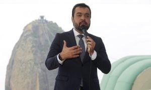 Candidato de Bolsonaro no Rio, Cláudio Castro se nega a criticar Lula
