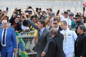 Em Brasília, apoiadores de Bolsonaro pedem 'tribunal militar' para membros do STF