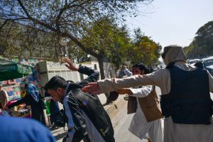 Talebans agridem jornalistas em Cabul durante manifestação pelo direito das mulheres