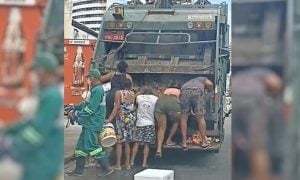 Moradores de Fortaleza coletam alimentos de caminhão de lixo