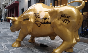 O touro dourado simboliza a breguice e o complexo de vira-lata da elite brasileira