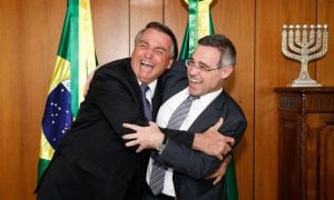 Bolsonaro sugere que Mendonça barrará discussão no STF sobre descriminalização do aborto