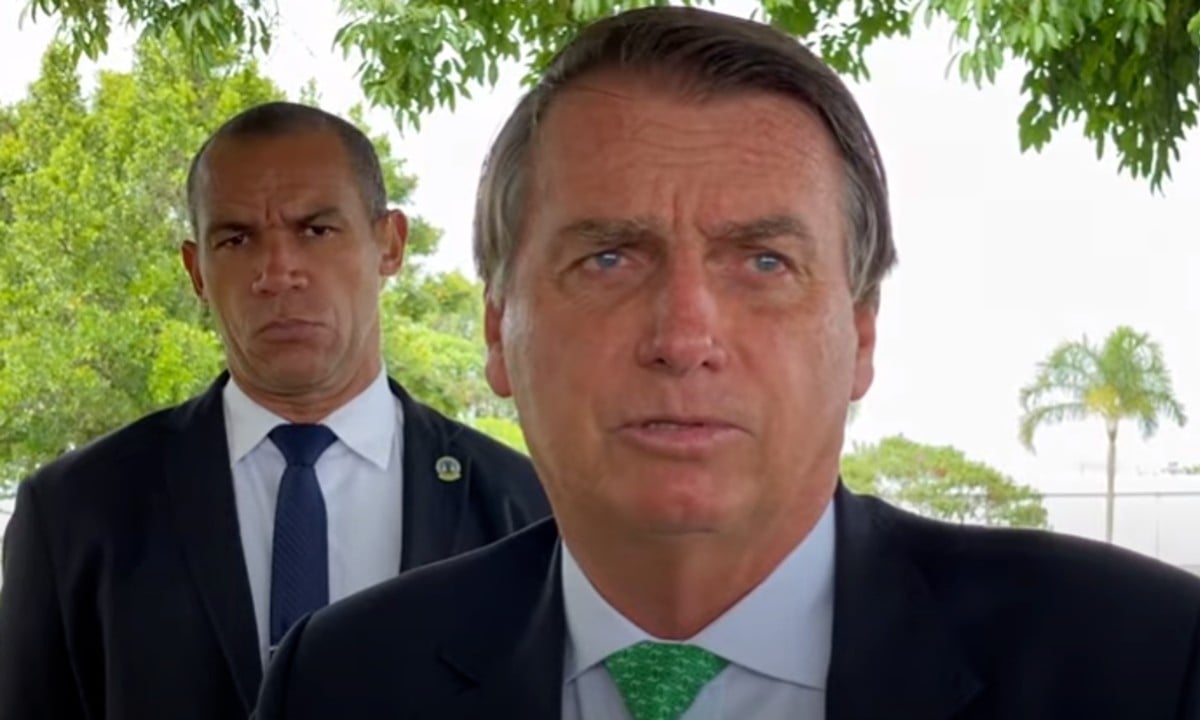 Filha de Bolsonaro completa 8 anos e recebe homenagem