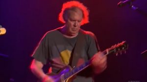 Após desinformação sobre Covid, músicos se unem a Neil Young e retiram músicas do Spotify