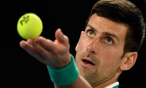 Djokovic admite 'erros' por não cumprir quarentena e uso de declaração falsa na Austrália