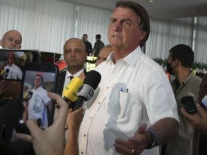 Bolsonaro volta a insinuar que internação de criança em SP foi efeito da vacina; Saúde já descartou hipótese