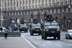 Zelensky acusa Rússia de bombardear bairros civis em Kiev e compara ataque a ofensiva nazista