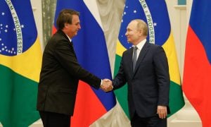 Putin conversa com Bolsonaro e diz que Rússia vai continuar fornecendo fertilizantes para o Brasil
