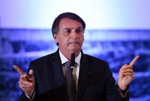 Bolsonaro defende Milton Ribeiro em meio a crise no MEC: 'Eu boto minha cara no fogo por ele'
