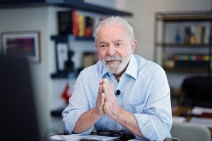 Lula promete mudar política de preços da Petrobras e critica desmonte de direitos trabalhistas