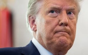 Governo dos EUA recupera mais de 300 documentos oficiais sigilosos sob a posse de Trump, diz jornal