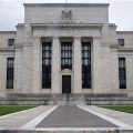 EUA: Fed diz estar disposto a manter os juros altos ‘pelo tempo que for necessário’