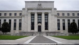 EUA: Fed diz estar disposto a manter os juros altos 'pelo tempo que for necessário'