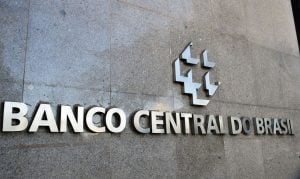 Novo arcabouço fiscal 'reduziu a incerteza' sobre dívida pública, diz ata do Copom