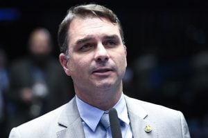 Flávio Bolsonaro envia a AGU representação com Gleisi por críticas à Justiça Eleitoral