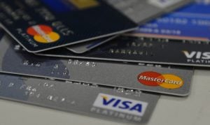 Inadimplência no cartão de crédito sobe entre os mais pobres