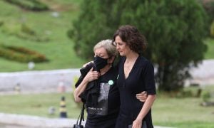 Familiares se despedem de Dom Phillips em funeral em Niterói