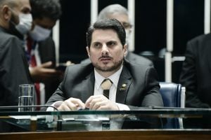 Marcos do Val anuncia licença e deve abandonar a CPI do 8 de Janeiro