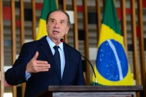 Achar que Bolsonaro tem mérito por saída de brasileiros de Gaza é um delírio, diz ex-chanceler