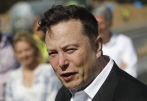 Tesla, empresa de carros de Elon Musk, é processada por ‘racismo generalizado’ em fábrica na Califórnia