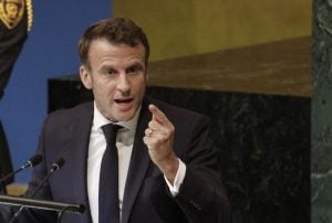 Macron fala em regular o uso de telas para crianças e jovens na França