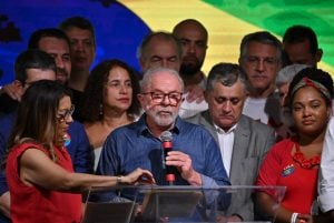 Dólar tem forte queda e Bolsa sobe no dia seguinte à vitória de Lula sobre Bolsonaro