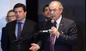 Sugestões do governo de transição para 'revogaço' serão entregues até dezembro, diz Mercadante