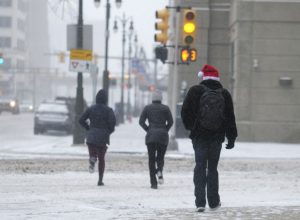 Tempestade de inverno 'histórica' afeta o Natal nos Estados Unidos