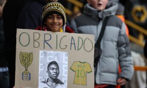 Torcedores e fãs dão seu último adeus ao rei Pelé