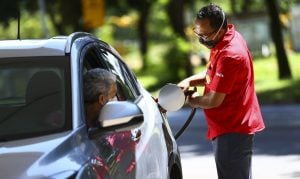 Gasolina cai pela 3ª semana seguida nos postos, aponta pesquisa da ANP