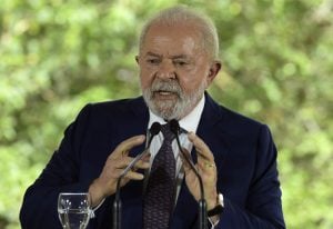 José Dirceu é um militante político e não pode ser penalizado para sempre, diz Lula