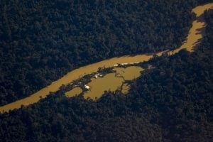 FAB cria 'corredor aéreo' para a saída de garimpeiros da Terra Yanomami