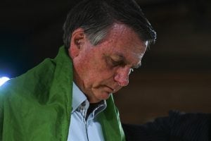 Vídeo: Bolsonaro é recebido com gritos de ‘inelegível’ em passagem pela Alesp