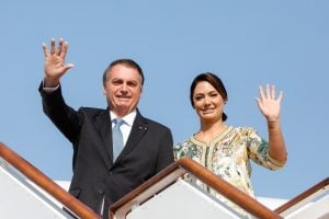 No centro do escândalo, Michelle ironiza e agradece ‘joias’ recebidas por Bolsonaro em Goiás