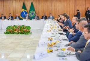 ‘Exultante’ em reunião com Lula, Bivar promete União Brasil longe da ‘oposição radical’ ao governo