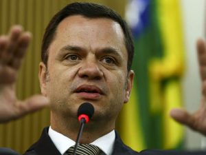 Moraes mantém prisão de Anderson Torres e nega visita de Flávio Bolsonaro