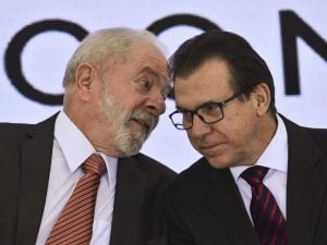 Lula deve editar MP para elevar salário mínimo para R$ 1.320, diz ministro do Trabalho