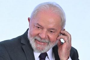 Diagnosticado com pneumonia, Lula mantém reunião com ministros e líderes do governo