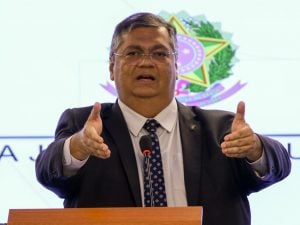 Dino defende operação da PF contra suspeitos de agressão contra Moraes