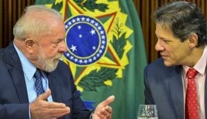 Lula defende Haddad após críticas pela MP da compensação: ‘extraordinário ministro’