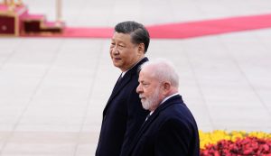 EUA precisam parar de incentivar a guerra e começar a falar em paz, diz Lula na China