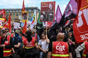 Polícia de Paris é criticada por autorizar manifestação neonazista