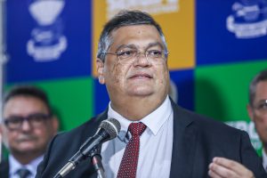 ‘Caminho clássico de lavagem de dinheiro’, diz Dino sobre operação contra auxiliares de Bolsonaro