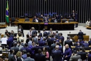 Deputados devem retirar remuneração a artistas e jornalistas do PL das Fake News