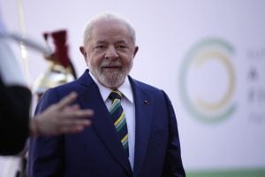 Lula menciona Biden e não descarta concorrer à reeleição em 2026