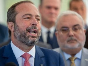 Ministro diz que demissão de presidente da Petrobras é especulação