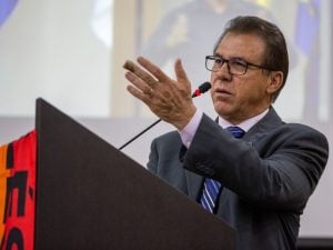 Em Genebra, ministro ataca presidente do BC por juros altos no Brasil: 'Já tinha motivo para ser demitido'