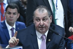 'Moleque vagabundo': Omar Aziz rebate Milei após ofensiva contra Lula