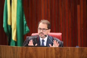 TSE multa deputado do PSD por 'derramamento' de santinhos perto de seções eleitorais