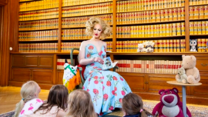 Político sueco se veste de drag queen em encontro com crianças para sensibilizar contra preconceito